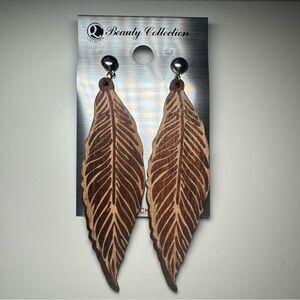 3For$20 Beauty Colletction Brown/Tan Carved Feather Wood Stud Earrings